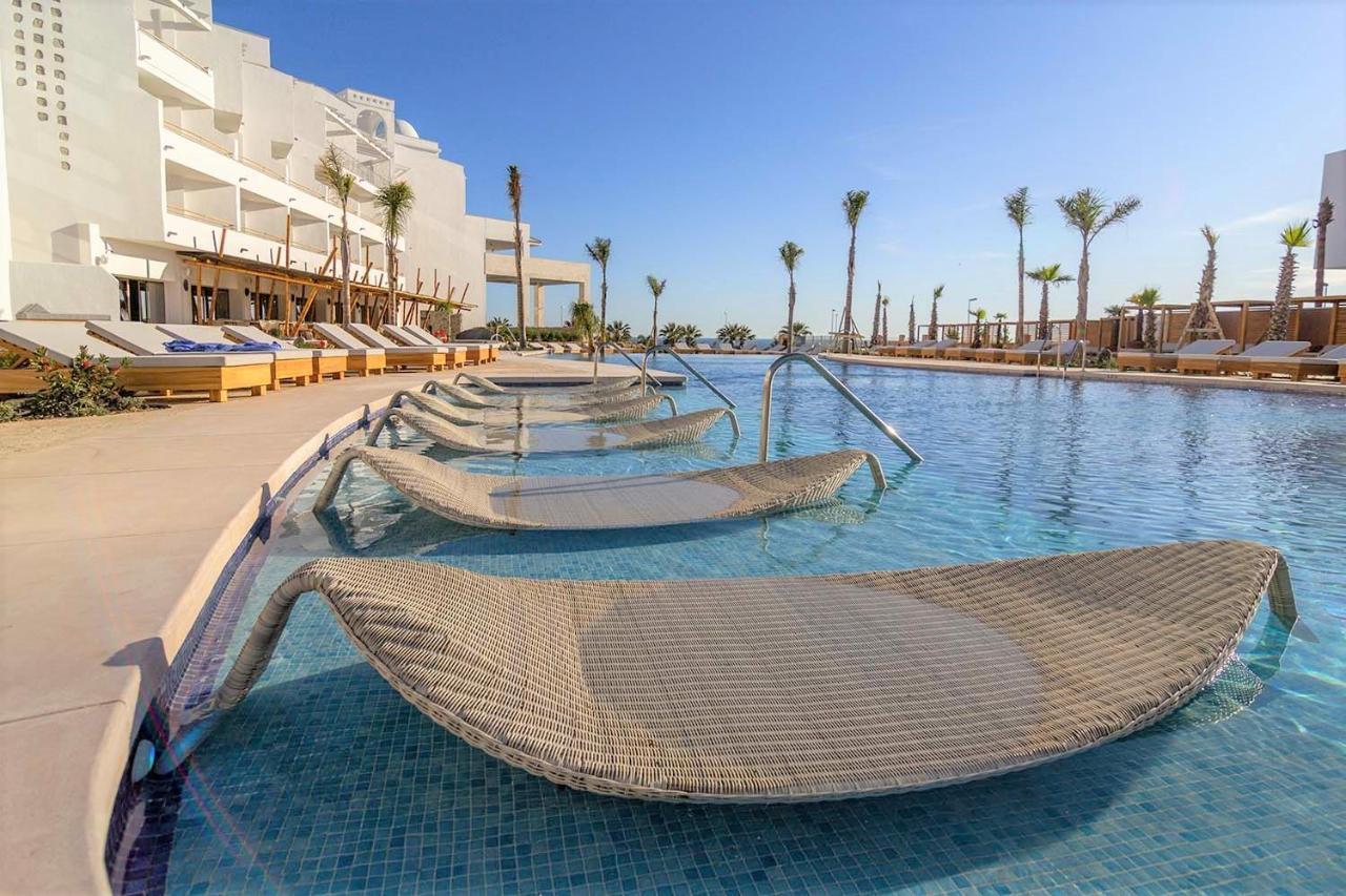 Zahara Beach & Spa By Qhotels - Adults Recommended ซาฮารา เด ลอส อาตูเนส ภายนอก รูปภาพ The swimming pool at the hotel