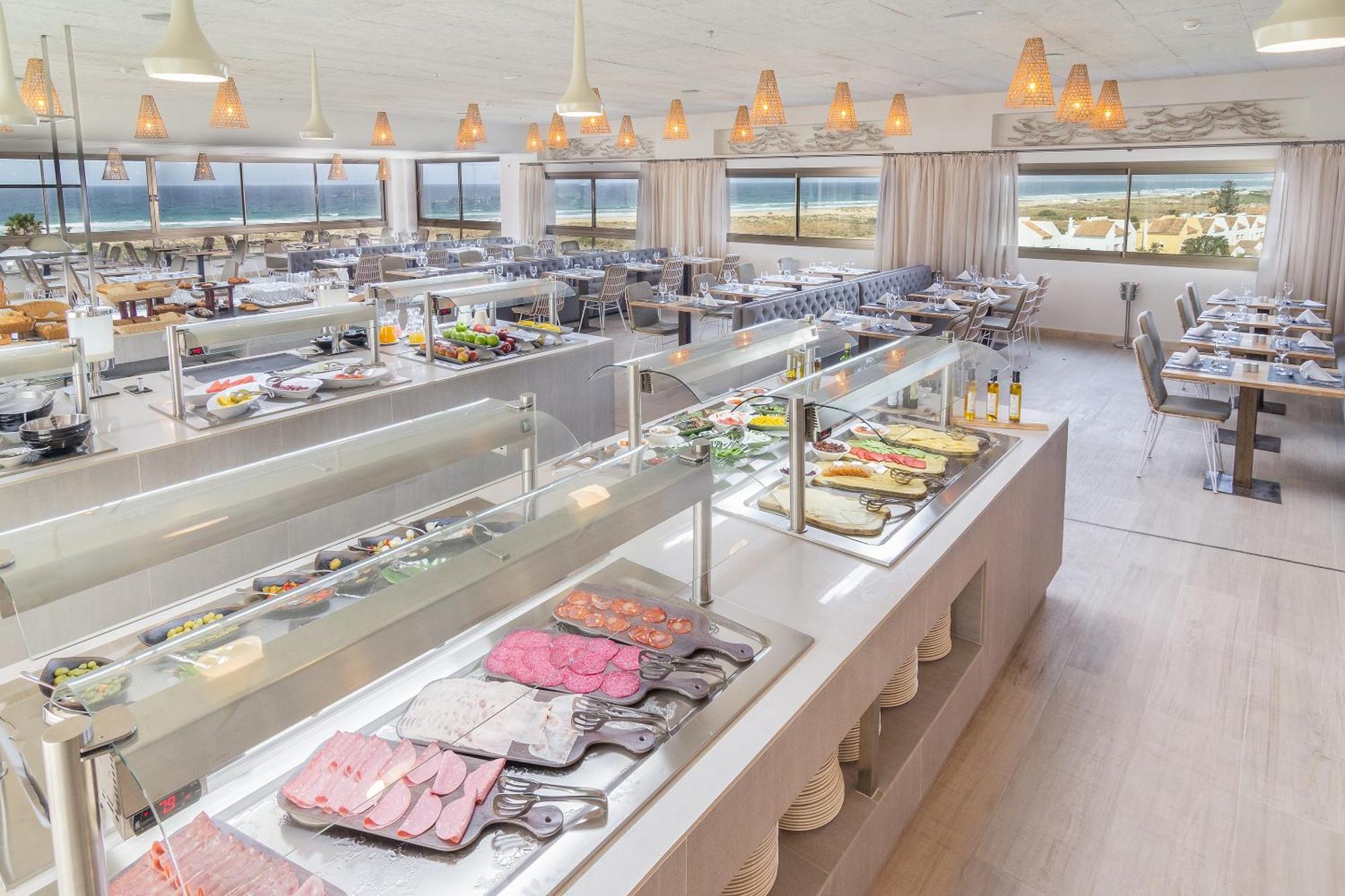 Zahara Beach & Spa By Qhotels - Adults Recommended ซาฮารา เด ลอส อาตูเนส ภายนอก รูปภาพ Buffet at a hotel