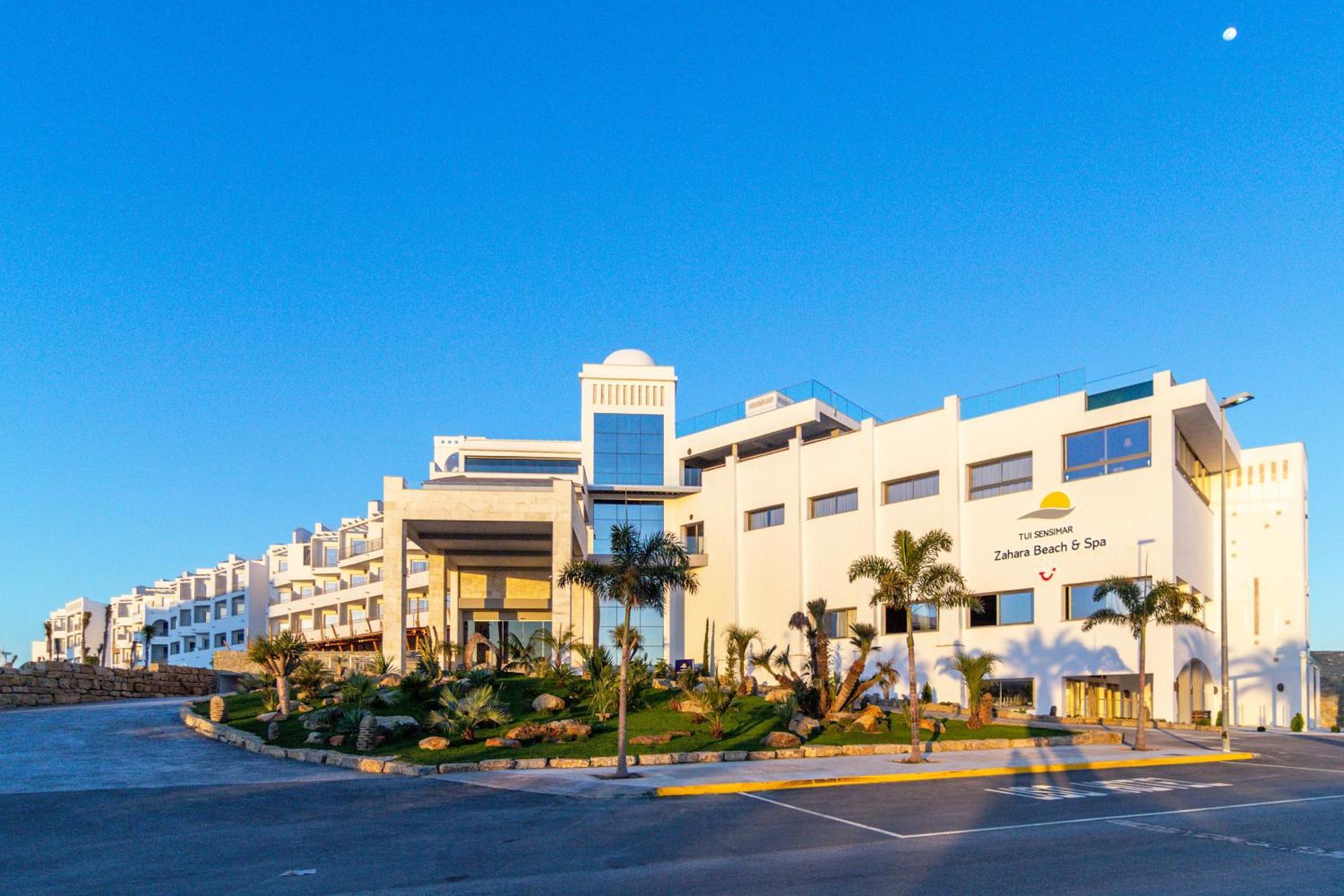 Zahara Beach & Spa By Qhotels - Adults Recommended ซาฮารา เด ลอส อาตูเนส ภายนอก รูปภาพ The mall at sunset
