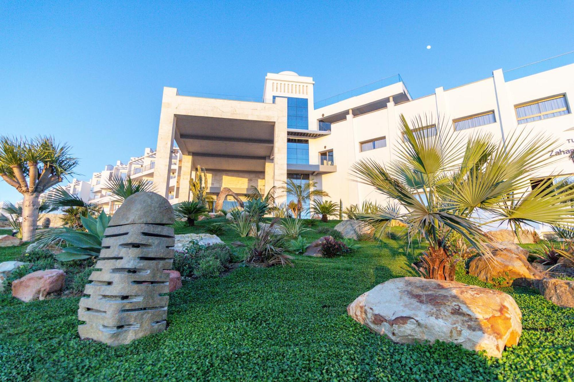 Zahara Beach & Spa By Qhotels - Adults Recommended ซาฮารา เด ลอส อาตูเนส ภายนอก รูปภาพ The main building of the university