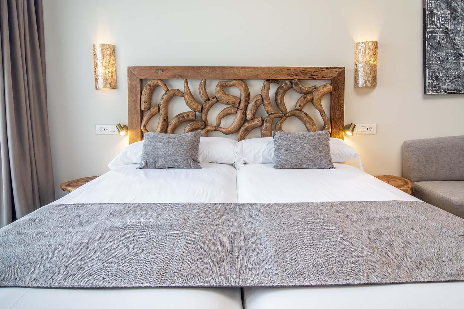 Zahara Beach & Spa By Qhotels - Adults Recommended ซาฮารา เด ลอส อาตูเนส ห้อง รูปภาพ A bed with a wooden headboard