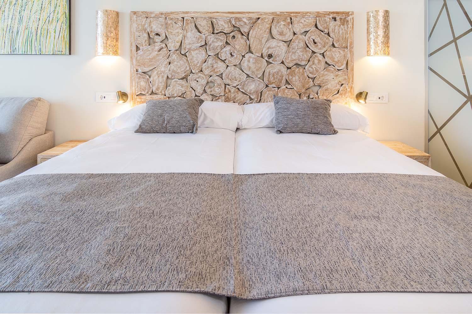 Zahara Beach & Spa By Qhotels - Adults Recommended ซาฮารา เด ลอส อาตูเนส ห้อง รูปภาพ A bed with a bed valance