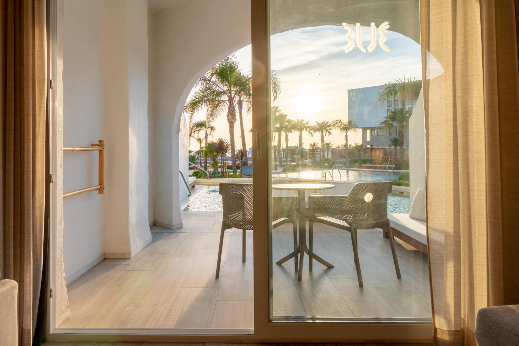 Zahara Beach & Spa By Qhotels - Adults Recommended ซาฮารา เด ลอส อาตูเนส ภายนอก รูปภาพ A view of the pool from a guest room