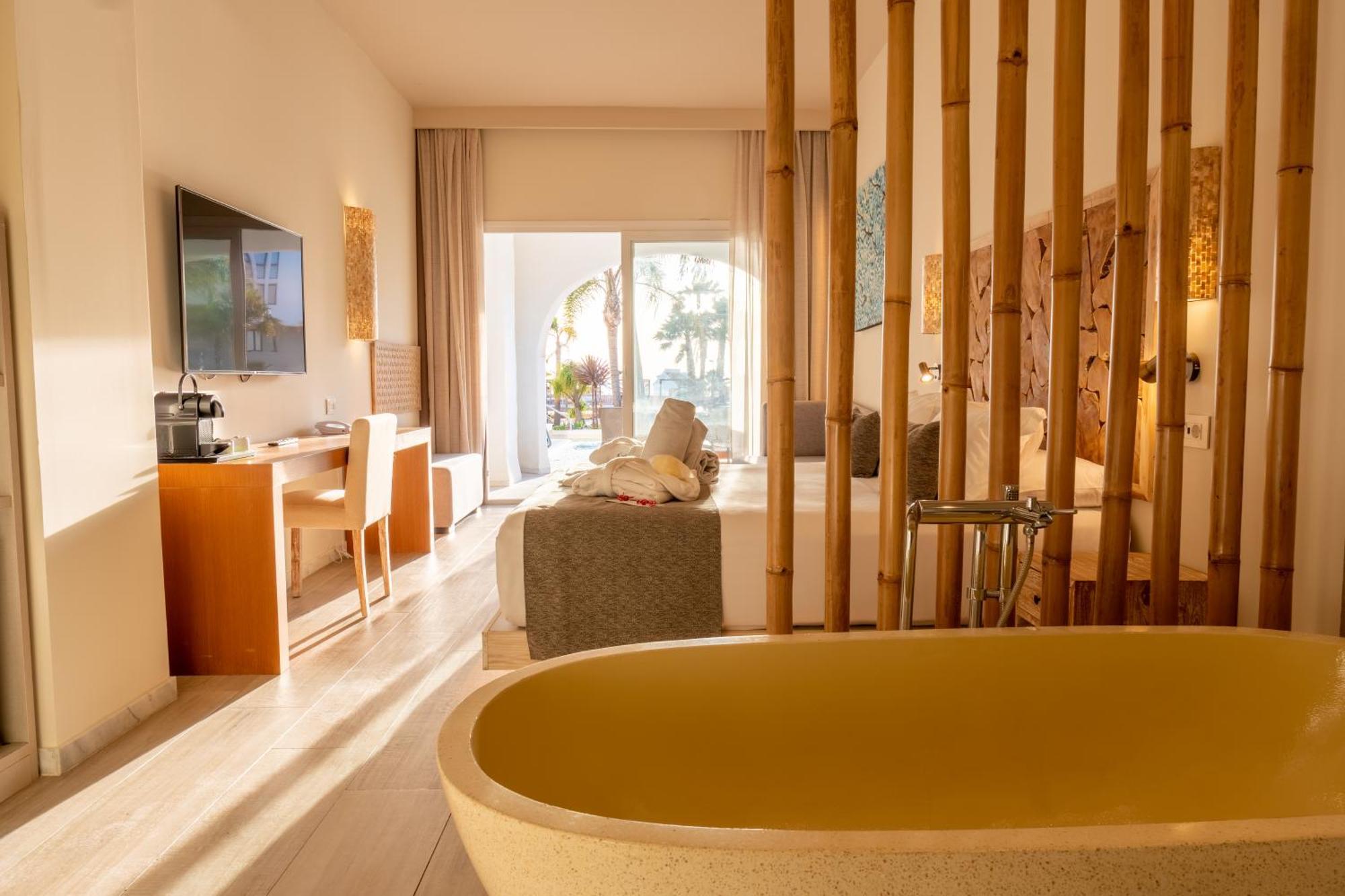 Zahara Beach & Spa By Qhotels - Adults Recommended ซาฮารา เด ลอส อาตูเนส ภายนอก รูปภาพ Deluxe Room