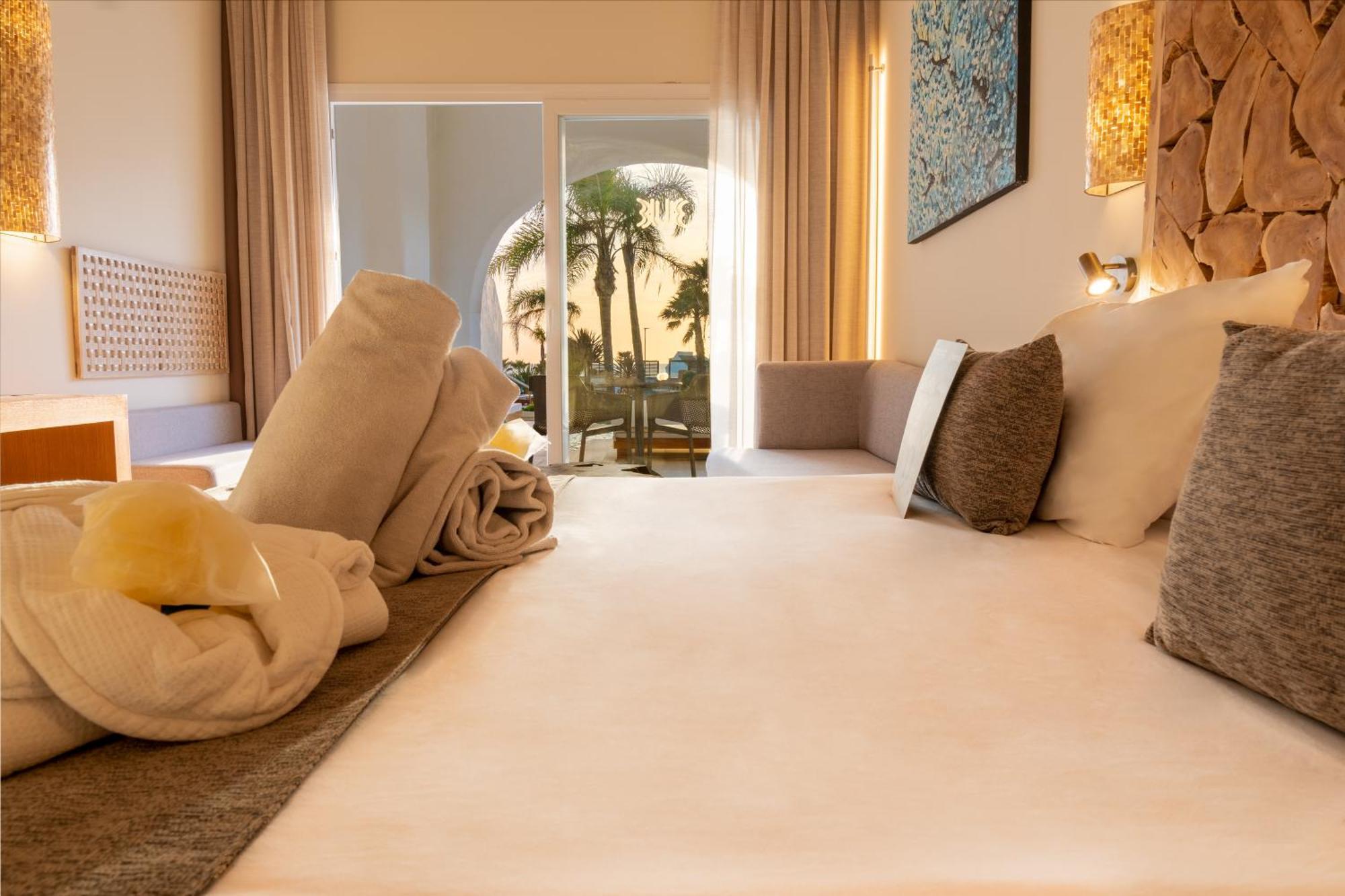 Zahara Beach & Spa By Qhotels - Adults Recommended ซาฮารา เด ลอส อาตูเนส ภายนอก รูปภาพ A room at the hotel