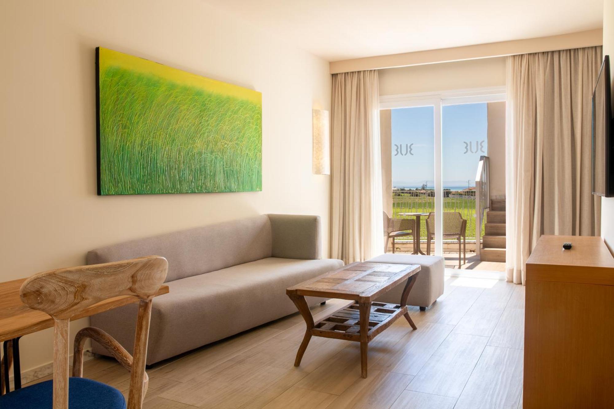 Zahara Beach & Spa By Qhotels - Adults Recommended ซาฮารา เด ลอส อาตูเนส ภายนอก รูปภาพ A living room in a hotel