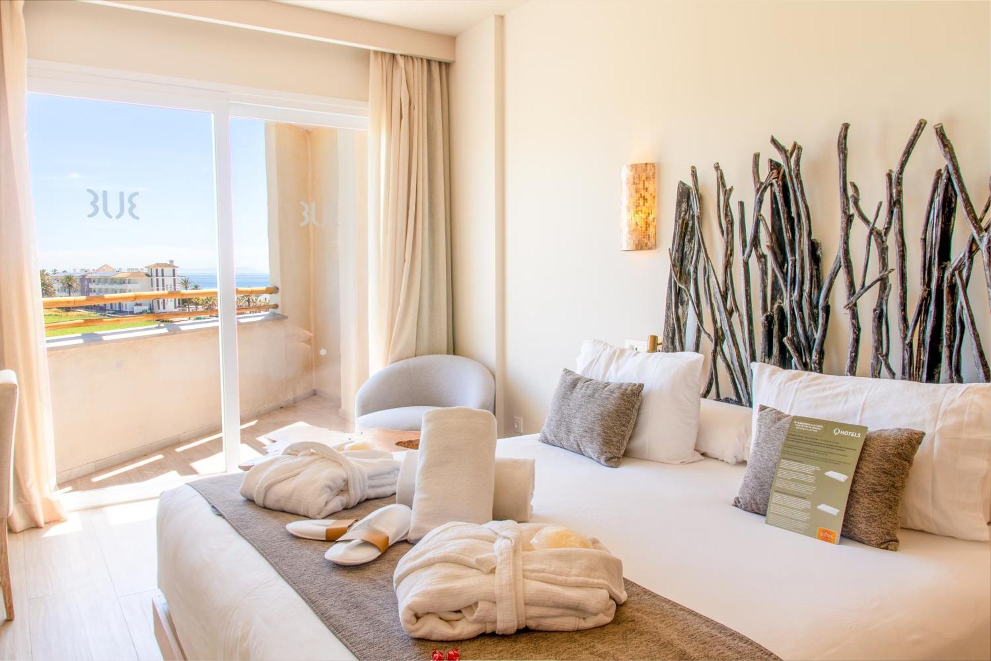 Zahara Beach & Spa By Qhotels - Adults Recommended ซาฮารา เด ลอส อาตูเนส ภายนอก รูปภาพ A room at the Blue Sea Costa Brava resort