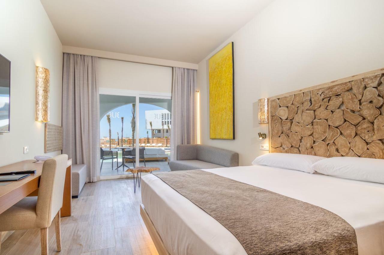 Zahara Beach & Spa By Qhotels - Adults Recommended ซาฮารา เด ลอส อาตูเนส ภายนอก รูปภาพ A room at the hotel