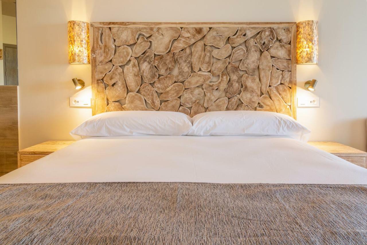Zahara Beach & Spa By Qhotels - Adults Recommended ซาฮารา เด ลอส อาตูเนส ภายนอก รูปภาพ A bed with a headboard