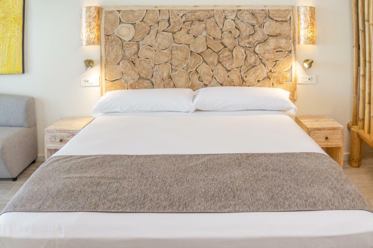 Zahara Beach & Spa By Qhotels - Adults Recommended ซาฮารา เด ลอส อาตูเนส ภายนอก รูปภาพ A bed with a bed runner