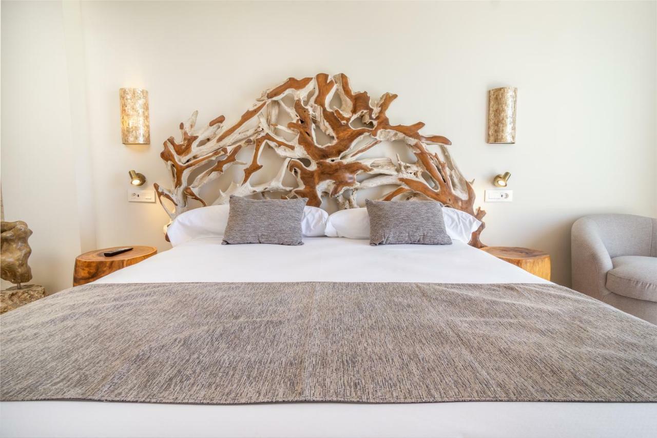 Zahara Beach & Spa By Qhotels - Adults Recommended ซาฮารา เด ลอส อาตูเนส ภายนอก รูปภาพ A bed with a wooden headboard